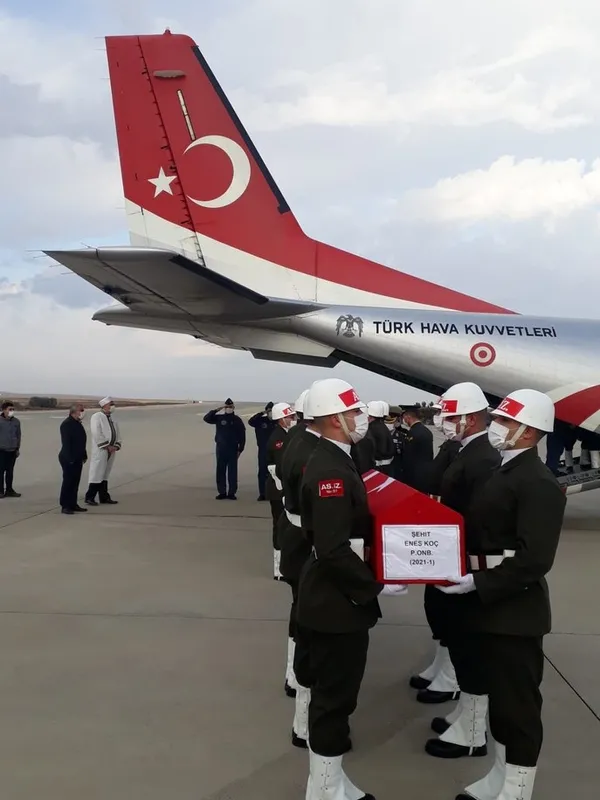 sanliurfa-sehitleri-memleketlerine-ugurlandi-tegmen-murat-alyakutun-esi-tabutuna-sarildi-1641710990895.jpg Şanlıurfa şehitleri memleketlerine uğurlandı! Teğmen Murat Alyakut'un eşi tabutuna sarıldı-7