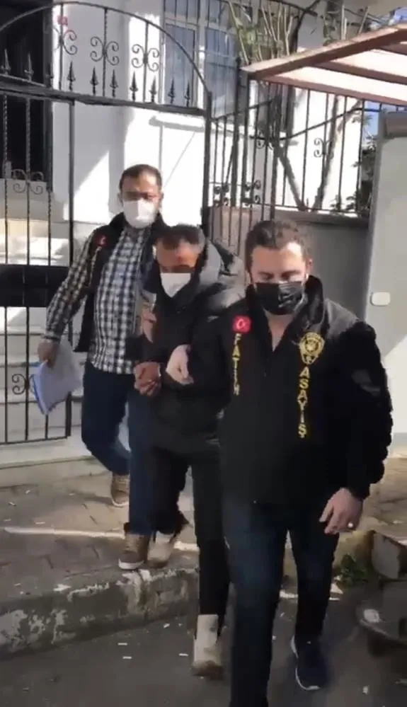 eminonunde-agizlari-acik-birakan-cinayet-once-kiz-cocugunu-denize-atmak-istedi-daha-sonra-kiyida-oturan-adama-attigi-yumrukla-olumune-neden-oldu-1621952162855.jpg Eminönü'nde ağızları açık bırakan cinayet! Önce kız çocuğunu denize atmak istedi daha sonra kıyıda oturan adama attığı yumrukla ölümüne neden oldu-8