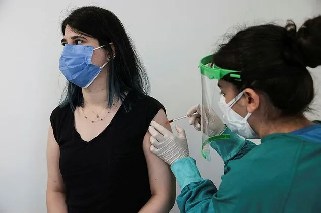 Milli Eğitim Bakanı Ziya Selçuk'un "randevular açıldı" açıklamasının ardından öğretmenler yaş sınırı olmaksızın aşılanıyor