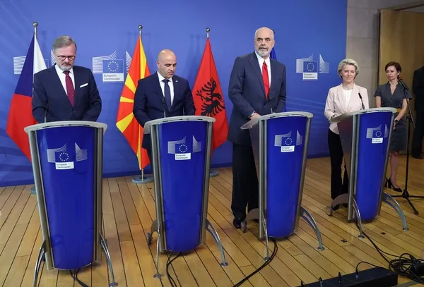 iki-yuzlu-avrupa-birligi-arnavutluk-ve-kuzey-makedonyaya-kapilari-acti-1658225823863.jpg İki yüzlü Avrupa Birliği Arnavutluk ve Kuzey Makedonya'ya kapıları açtı-2