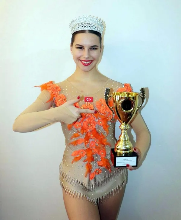 izmir-depreminden-sonra-yeniden-dogdu-jimnastigin-kralicesi-oldu-1639399889425.jpg İzmir Depremi'nden sonra yeniden doğdu!' 'Jimnastiğin kraliçesi' oldu-9
