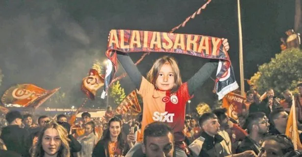 Yer sarı gök kırmızı! Cimbom 5. yıldızı taktı taraftarlar meydanlara aktı