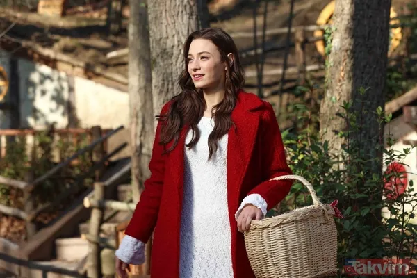 Sümeyye Aydoğan Kimdir? Sümeyye Aydoğan, 2 Nisan 1999 Tarihinde İstanbul'da Dünyaya Geldi. Ailesi Aydınlı Ve Edirneli Olup, Aslen Arnavut Kökenlidir. 2020...