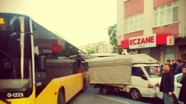 Son dakika: Yine bir İETT kazası! Gaziosmanpaşa’da bir İETT otobüsü patates yüklü kamyona çarptı