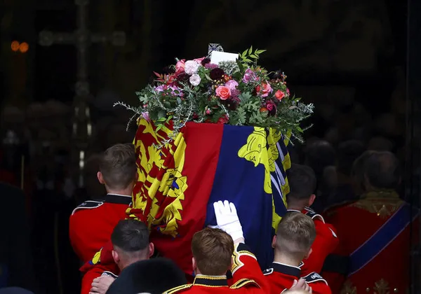 Kraliçe 2. Elizabeth son yolculuğuna uğurlandı! Aziz George Şapeli'nde defnedildi-15