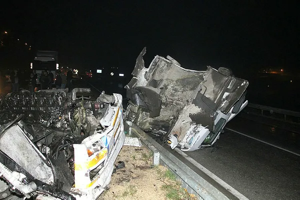 1637722557461.jpg Manisa'da kontrolden çıkan tır kaza yaptı! İkiye bölündü-1