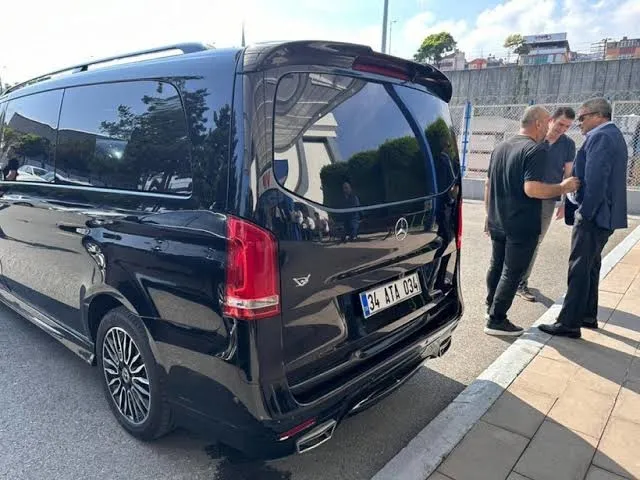 ozel-chp-genel-merkezinin-vip-aracini-hala-teslim-etmedi-1782223639183.jpg Yalım dizayn ettirdi Özel hala biniyor | CHP’nin makam aracını geri vermedi! “Gel teslim et”-3
