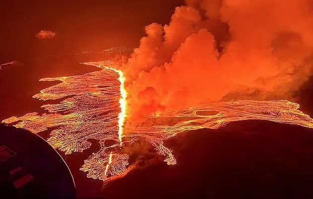 izlandada-yanardag-patlamasi-aralik-ayindan-bu-yana-dorduncu-grindavike-yaklasti-ohal-ilan-edildi-1710662710087.jpeg İzlanda’da yanardağ patlaması: Aralık ayından bu yana dördüncü! Grindavik’e yaklaştı: OHAL ilan edildi-2