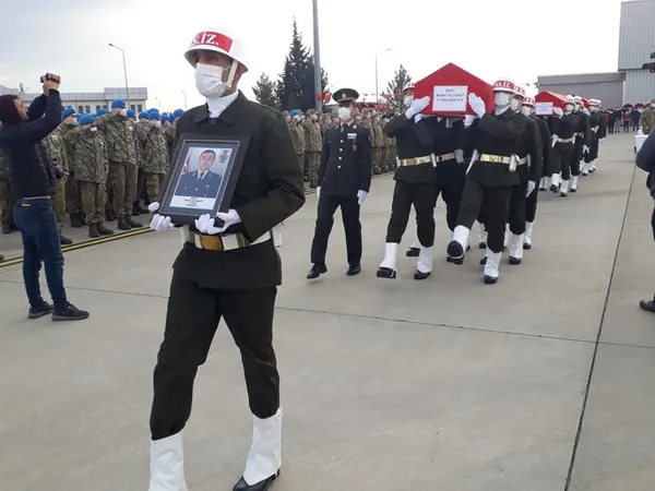 sanliurfa-sehitleri-memleketlerine-ugurlandi-tegmen-murat-alyakutun-esi-tabutuna-sarildi-1641710985296.jpg Şanlıurfa şehitleri memleketlerine uğurlandı! Teğmen Murat Alyakut'un eşi tabutuna sarıldı-6