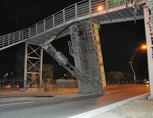 Damperi açık kalan kamyon köprüye çarptı
