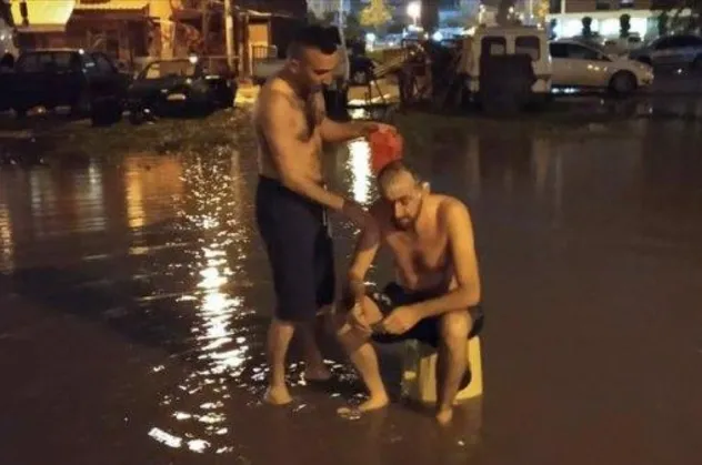 2019 yılında evinde su bulamayan İzmirli sokakta duş alıyor!