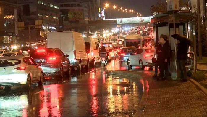 İstanbul'da trafik akşam saatlerinde durma noktasına geldi: Yoğunluk yüzde 85'e yükseldi-3