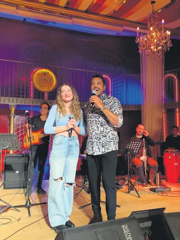 simge-sagin-sahnede-gozyaslarina-boguldu-beni-aglattiginiz-icin-tesekkur-ederim-1634592970523.jpeg Simge Sağın sahnede gözyaşlarına boğuldu: "Beni ağlattığınız için teşekkür ederim"-3