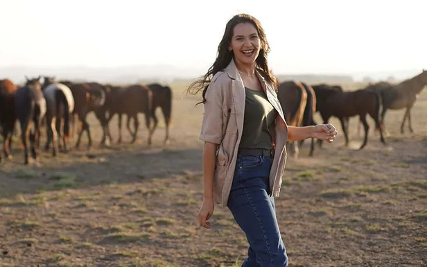 kendisinden-22-yas-buyuk-sevgilisi-icin-ailesinden-veto-yemisti-gonul-daginin-mulayim-dileki-gulsim-ali-yurt-disi-yolcusu-1639171561545.jpg Kendisinden 22 yaş büyük sevgilisi için ailesinden veto yemişti... Gönül Dağı'nın mülayim Dilek'i Gülsim Ali yurt dışı yolcusu!-4