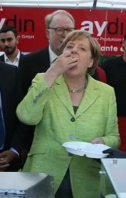 'Türk oyu' korkusu Merkel'e Türkçe konuşturdu