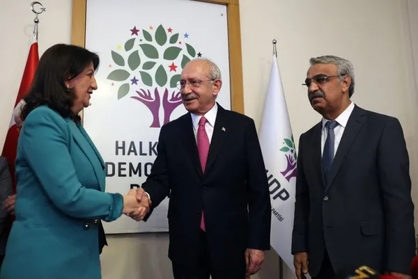 hdpyi-tutum-belgesi-kesmedi-kapali-kapilar-ardindan-bakanlik-ve-milletvekilligi-pazarligi-1679382138466.jpg HDP'yi 'Tutum Belgesi' kesmedi: Kapalı kapılar ardından bakanlık ve milletvekilliği pazarlığı-2