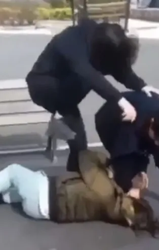 Bursa'da feci kavga! Kıza tekme yumrukla saldırdılar
