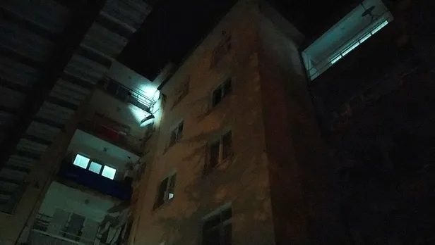 evimde-hirsiz-var-diye-polisi-aradi-ekipleri-gorunce-5-kattan-atladi-1699254884030.jpeg "Evimde hırsız var" diye polisi aradı! Ekipleri görünce 5. kattan atladı-3
