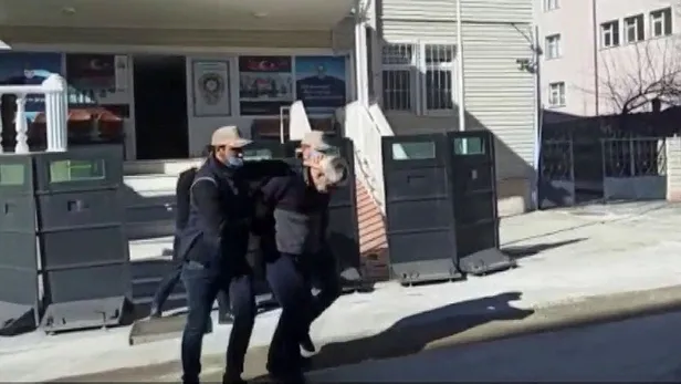 yozgatta-firari-fetocu-evinin-yatak-odasindaki-gizli-bolmede-yakalandi-1615225399624.jpeg Yozgat'ta firari FETÖ'cü evinin yatak odasındaki gizli bölmede yakalandı!-2