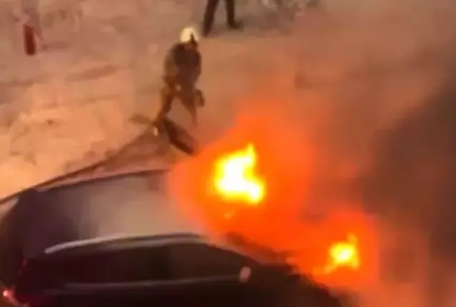 Seyir halindeki cip bir anda alev aldı