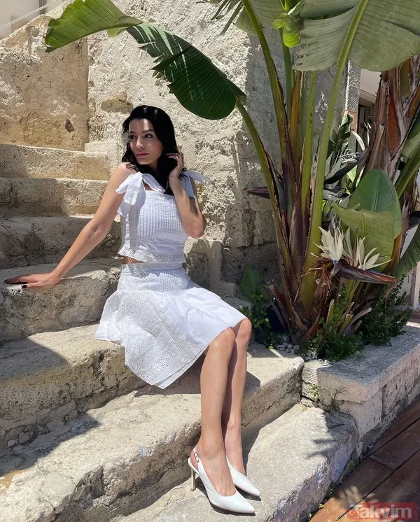 Aleyna Tilki’nin annesi Havva Öztel tatil paylaşımıyla tozu dumana kattı! Beyaz minisiyle taş merdivenlerde poz verdi ilgi odağı oldu - 7