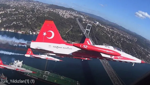 Türk Yıldızları İstanbul Boğazında (Video)