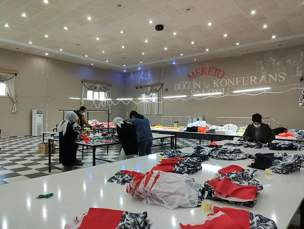 salgin-yuzunden-dugunsalonunutekstil-atolyesine-donusturen-batmanli-girisimci-70-kisiye-is-verdi-1610146667589.jpg Salgın yüzünden düğün salonunu tekstil atölyesine dönüştüren Batmanlı girişimci 70 kişiye iş verdi-6