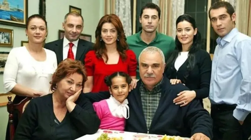 18-yil-sonra-ortaya-cikti-yaprak-dokumunde-seyirciye-yok-daha-neler-dedirtecek-hata-1723119689625.jpeg 18 yıl sonra ortaya çıktı! Yaprak Dökümü'nde seyirciye yok daha neler dedirtecek hata-2