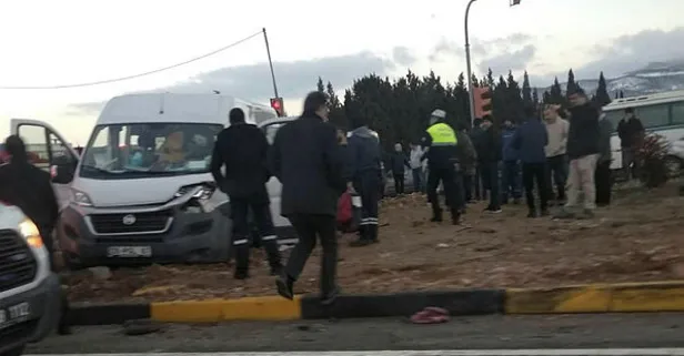 İzmir'de TIR minibüse çarptı! 12 yaralı var