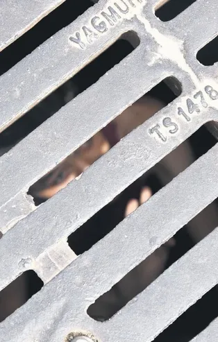 Antalya'da karantina bölgesine kanalizasyondan girmeye çalışırken mahsur kalan kişi kurtarıldı