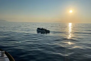 Çeşme açıklarında durdurulan botta 20 göçmen yakalandı