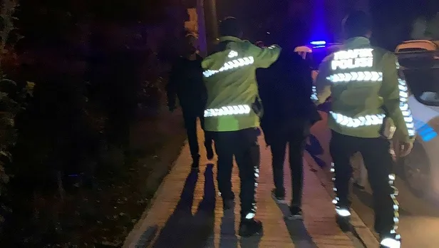 corumda-olayli-gece-kavga-ihbarina-giden-polise-pompali-tufekle-saldiri-1669616217743.jpeg Çorum'da olaylı gece! Kavga ihbarına giden polise pompalı tüfekle saldırı-4