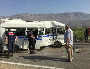 Öğrencileri taşıyan servis TIR’la çarpıştı! Yaralılar var