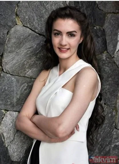 Burcu Özberk ‘Estetik yok' dedi o fotoğrafları sosyal medyayı salladı! Yıllar önceki halini görenler şaştı kaldı - 18