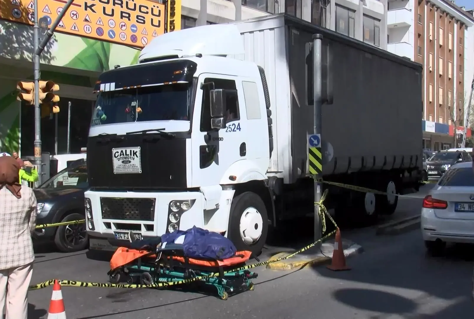 Dev kamyon altına aldı!