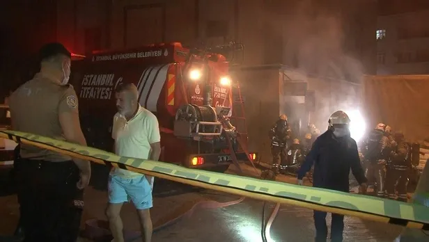 Esenler'de iş yeri yangınını film gibi seyreden vatandaşlar sosyal mesafeyi hiçe saydı-2