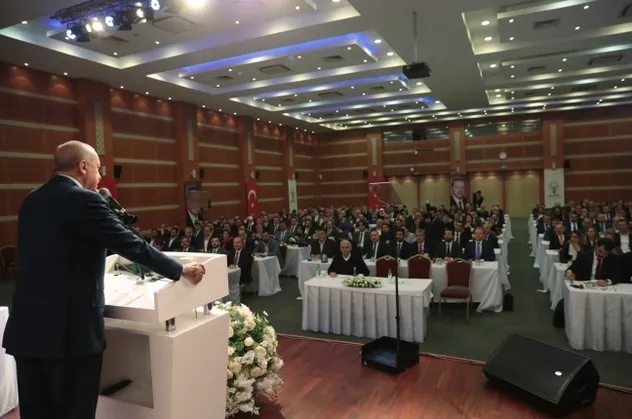 Başkan Erdoğan, kendisini bekleyen vatandaşlarla sohbet etti