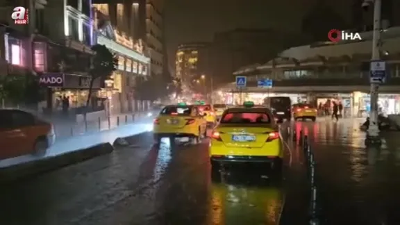 İstanbul'da beklenen yağış başladı! Sokaklar göl... Evleri su batı