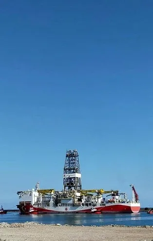 Son dakika: Türkiye'nin ilk yerli sondaj gemisi "Fatih"  Karadeniz'de başlayacağı sondaj faaliyetleri için Trabzon Limanı'ndan hareket etti