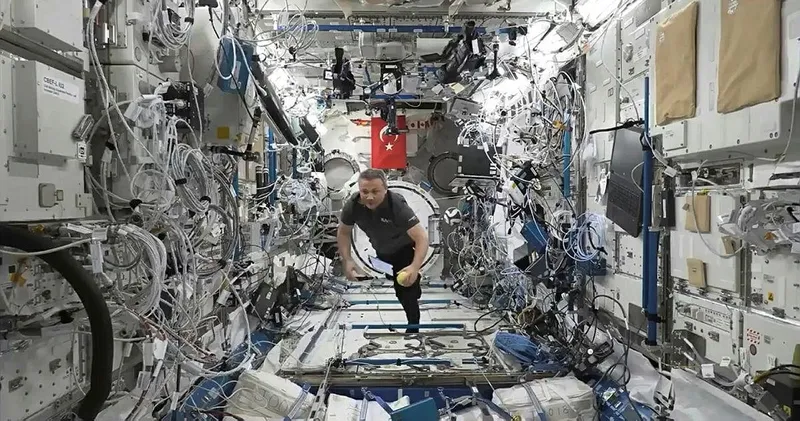 turkiyenin-ilk-astronotu-alper-gezeravcidan-mikro-yer-cekimi-ortaminda-deney-1707341267719.jpeg