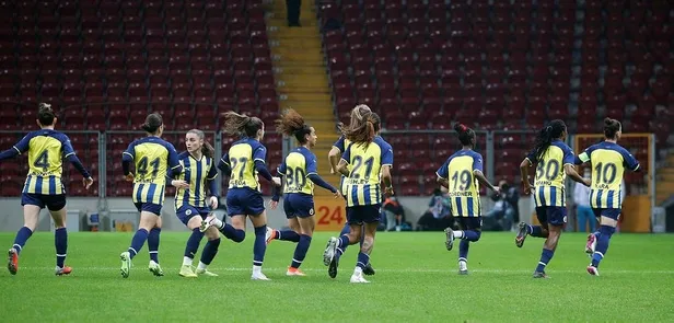 shameeka-sov-yapiyor-kadinlar-derbisi-galatasaray-fenerbahce-canli-anlatim-izle-1638896888868.jpeg