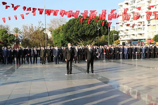 Antalya’daki 10 Kasım törenine eski CHP’li vekil Tuncay Ercenk’in protokol sevdası damga vurdu