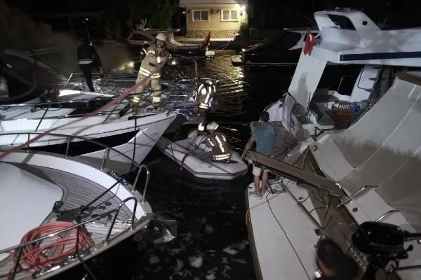 Dumanı gören itfaiyeyi aradı: Beykoz Göksu Deresi'nde demirli yatta yangın çıktı-2