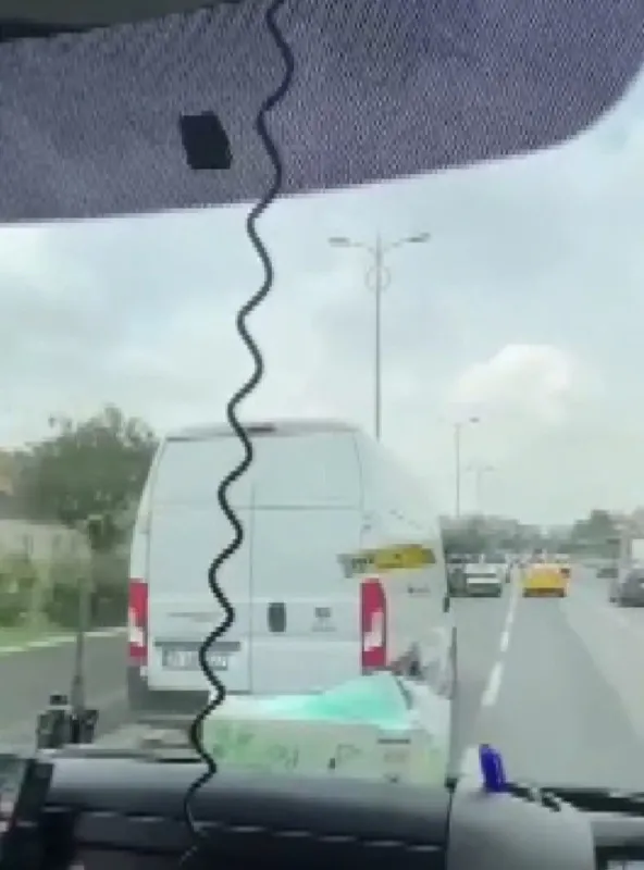 insanlik-olmus-dedirten-goruntuler-bayrampasada-ambulansin-sirenine-ragmen-minibus-yol-vermedi-1661610042675.jpg 'İnsanlık ölmüş' dedirten görüntüler! Bayrampaşa'da ambulansın sirenine rağmen minibüs yol vermedi-3