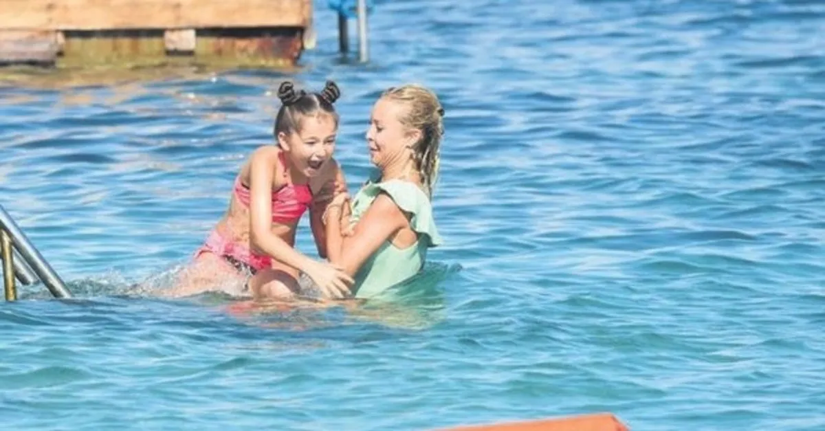 ibrahim tatlises in kizi elif ada ve eski esi aysegul yildiz plajlari salladi aysegul yildiz duzgun fizigi ve yesil mayosuyla galeri takvim