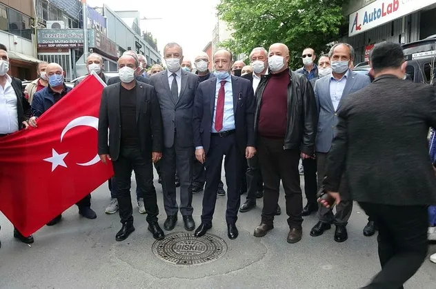 CHP beslemesi Merdan Yanardağ'ın Menderes hakkındaki skandal açıklamalarına Demokratlar Platformu'ndan siyah çelenkli protesto