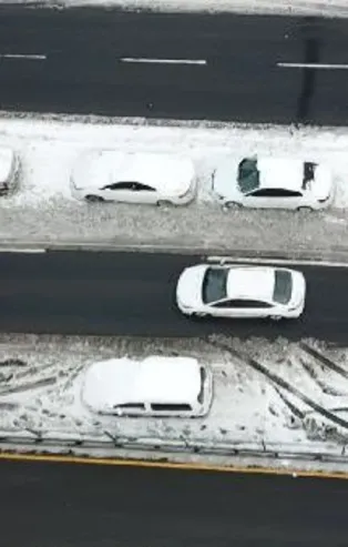 İstanbul'da vatandaş karda mahsur kaldı! Haramidere terk edilen araçlarla doldu