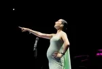 Hamileliğine rağmen sahneden inmiyor! Melike Şahin oturarak konser verdi