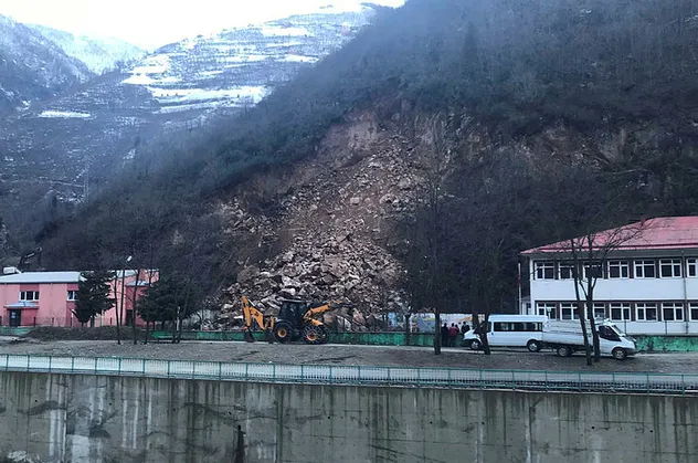 Gümüşhane'de facia ucuz atlatıldı! Servis şoförü fark etti, okul tatil edildi
