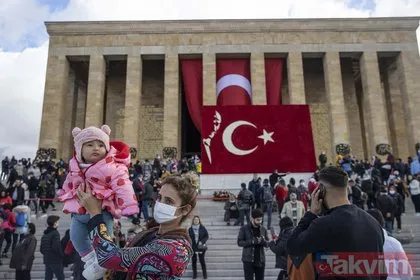 SON DAKİKA: Vatandaşlar Ata’sına koştu! Binlerce kişi Mustafa Kemal Atatürk’ün ebedi istirahatgahı Anıtkabir’i ziyaret etti